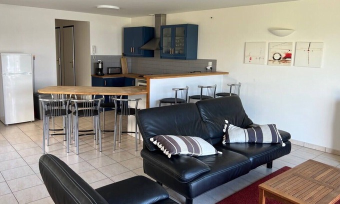 Larmor-Baden House | Very quiet house with balcony feet in the water