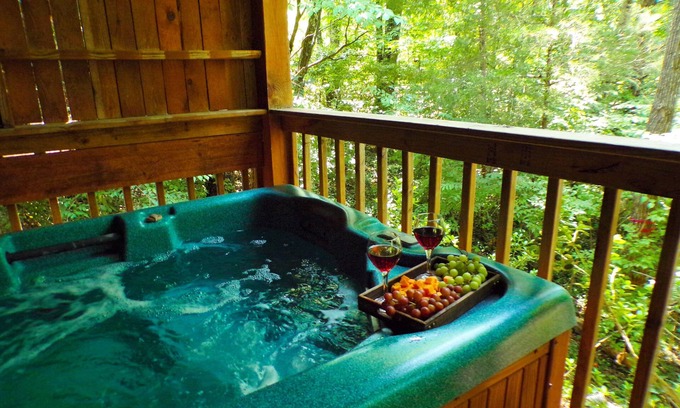 Townsend Cabin | ❤ VERY ROMANTIC CABIN ❤ Near Cades Cove, WIFI, Hot Tub, Jacuzzi, Sauna