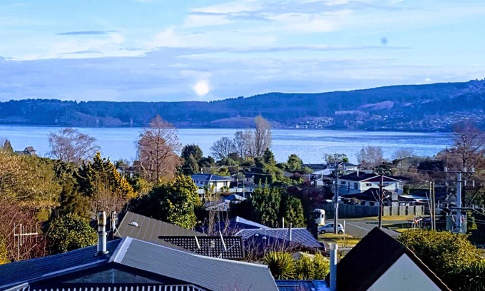 Taupo House | Very spacious bach style, 6 bedrooms, 4 bathrooms, with fabulous views of lake