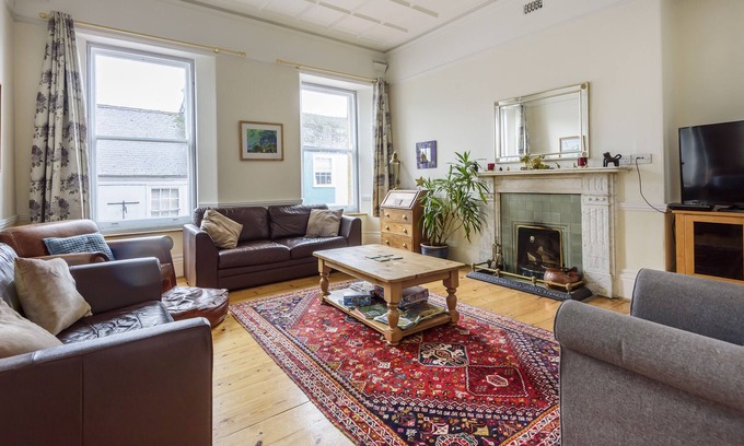 Ashburton House | Very Spacious Former bank managers residence