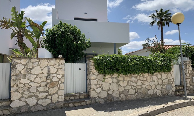 Conil de la Frontera House | Very well-equipped vacation home with several terraces, garden and sea view
