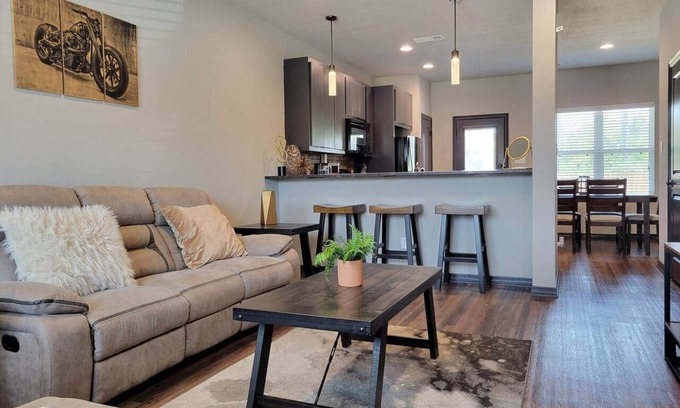 College Station House | Veteran's Park, 2 Bedrm, 2.5 Bath, Pool, Game Room