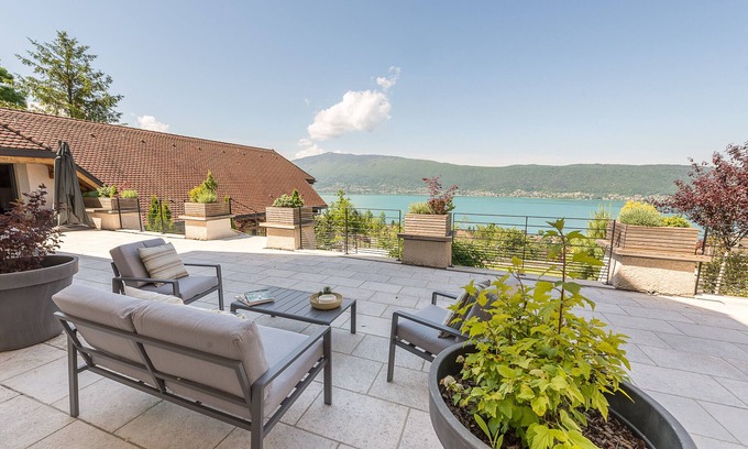 Veyrier-du-Lac House | VEYRIER La Corniche Prestige, Villa with Spa-Pool