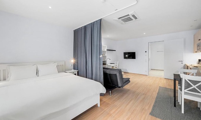 Althangrund Apartment | VibeStudio 301 - Central - AC - Licensed - Parking Nearby