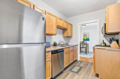 Lakeview Apartment | Vibrant 1BR Apartment in Roscoe Village - Marshfield N3
