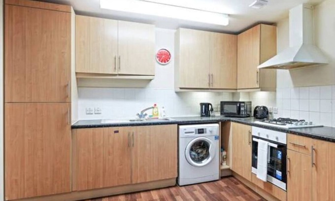 Custom House Apartment | Vibrant 2BR Flat 0.1 mi ExCel & Prince Regent St.