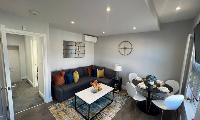 London City Centre Apartment | Vibrant 3Bedroom/2Bathroom Pet Friendly Flat with Aircondition and WiFi