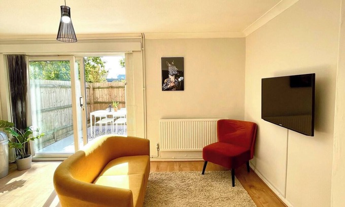 Bromley South House | Vibrant 4 Bed House + Garden Mile End