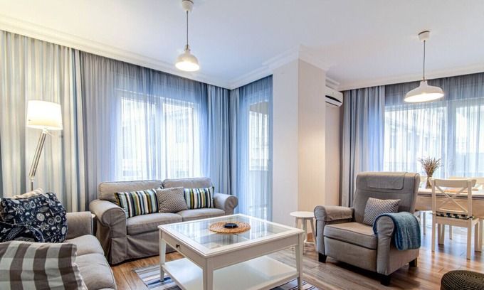 Maltepe Apartment | Vibrant and Central Flat with Balcony in Maltepe