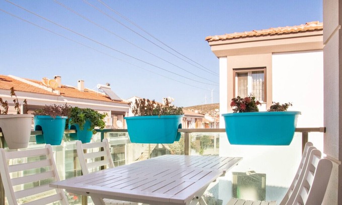 Cesme Apartment | Vibrant and Central Flat near Sea in Cesme