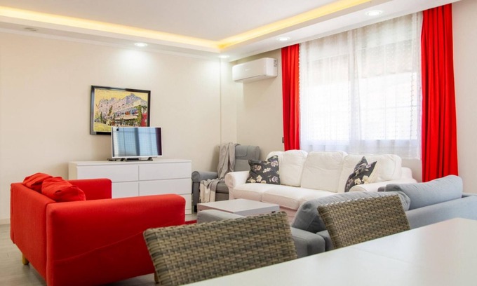 Cesme Apartment | Vibrant and Central Flat near Sea in Cesme