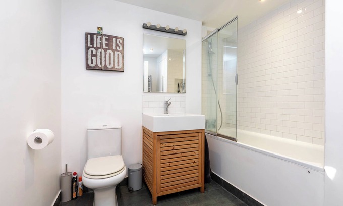 Latchmere Apartment | Vibrant and Leafy 2BD Flat in Battersea