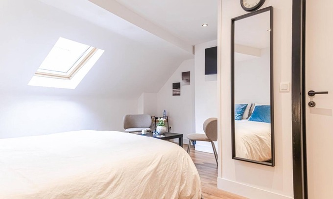 Ghent City Centre Apartment | Vibrant Apt.: Chic Urban Retreat in Lively Ghent