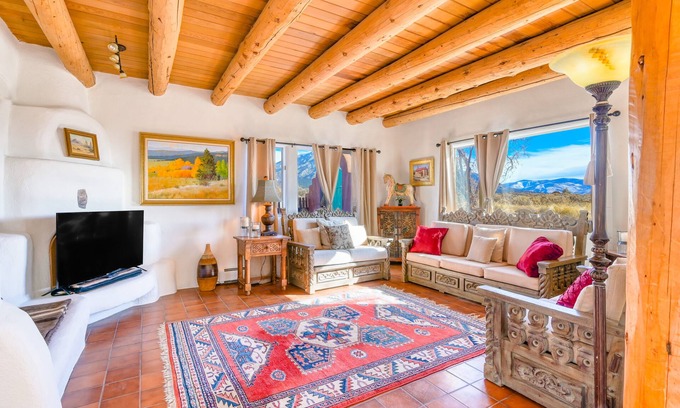 El Prado House | Vibrant dog-friendly townhouse with stunning mountain vistas - close to skiing