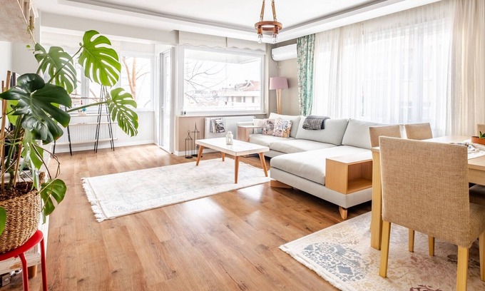 Maltepe Apartment | Vibrant Flat with Balcony in Maltepe