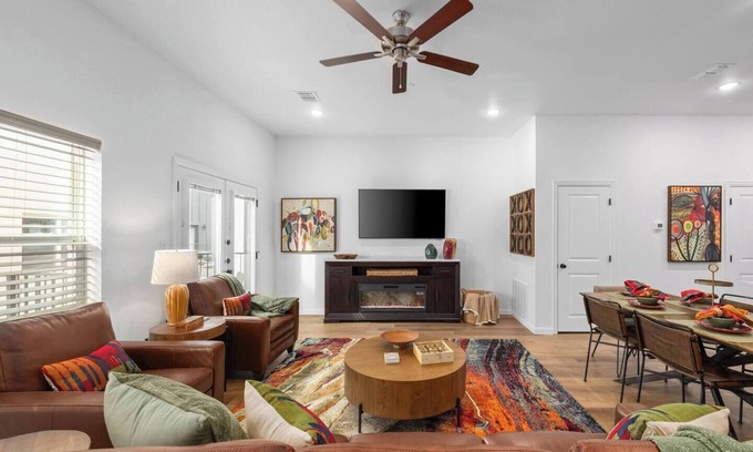 Arlington House | Vibrant Getaway | Short Walk to AT&T + Globe Life