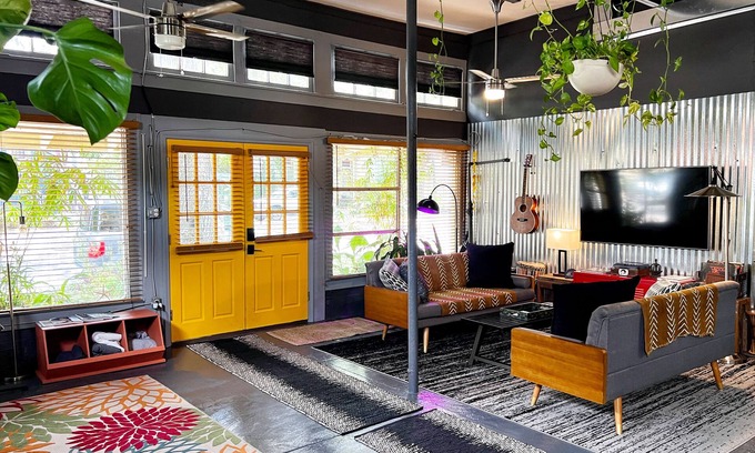Algiers Point Apartment | Vibrant Hideaway, Short Walk to French Quarter Ferry