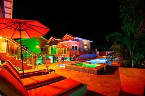 Windsor Apartment | Vibrant island vibe villa for large groups