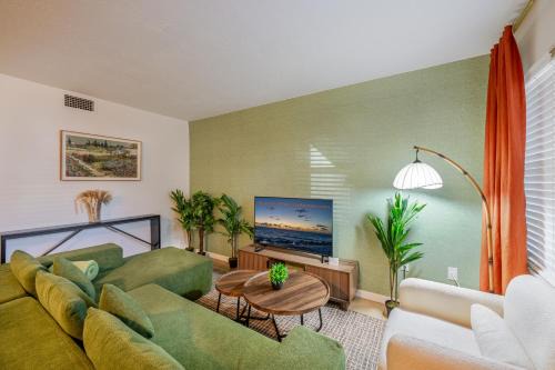 Arlington Park Apartment | Vibrant Modern Escape, Walk To Dining, Near Beach