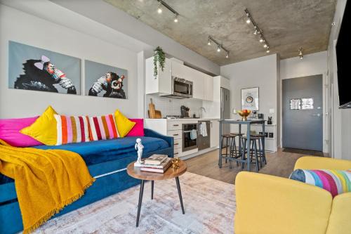 Connaught Apartment | Vibrant PopArt downtown suite, comfy and stylish!