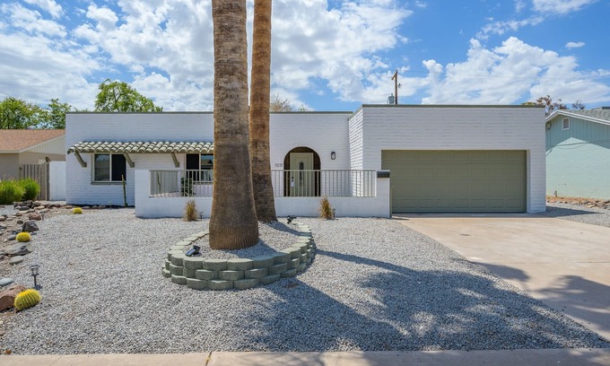 New Papago Parkway House | Vibrant Urban Escape! Discover Comfort and Convenience in the Tempe Scottsdale