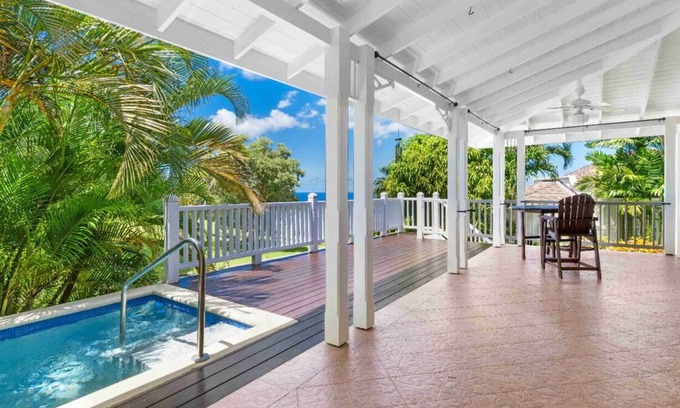 Vuemont House | Vibrant villa with sea view