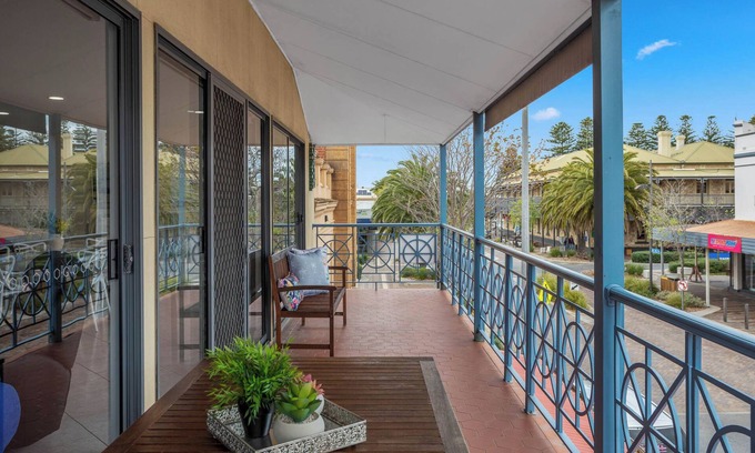 Victor Harbor Cabin | Victor Harbor - Southern Comfort Lodge - WIFI - Smart TV-Sleeps 9
