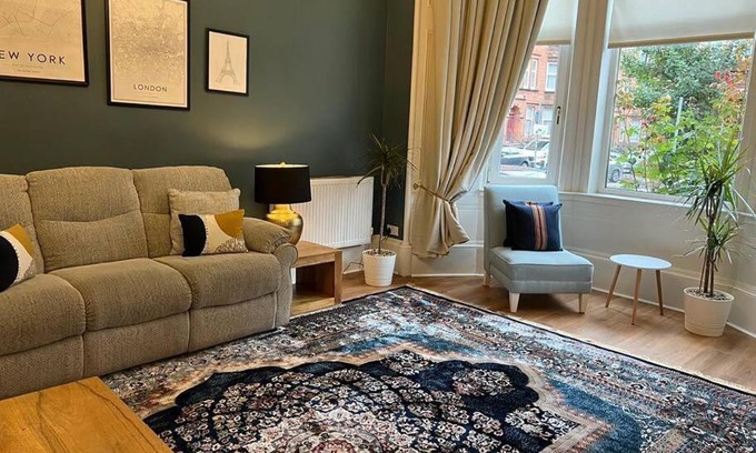 Shawlands Apartment | Victorian 3 BR main door flat, King size beds , large rooms
