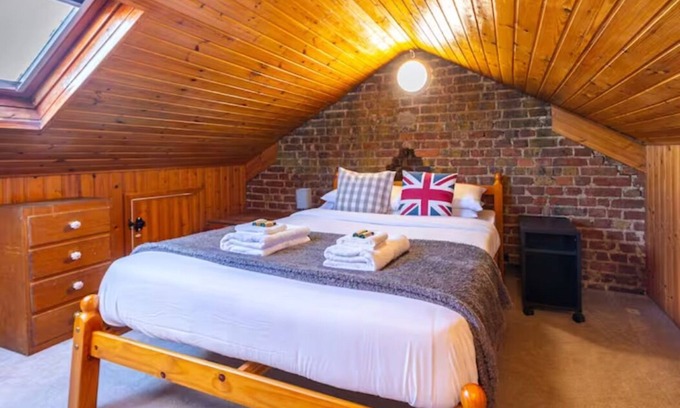 Ferndale Apartment | Victorian 3BR Multilevel flat w/terrace in Clapham