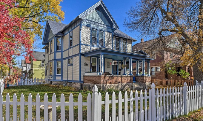 Stevens Point Apartment | Victorian Apartment < 1 Mi to Wisconsin River