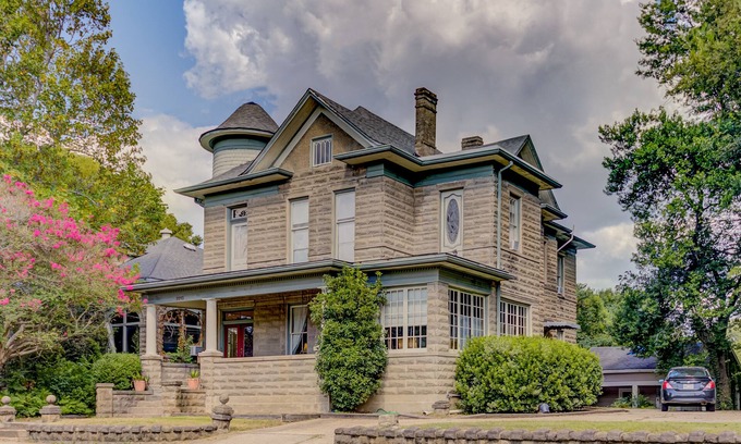 Vicksburg House | Victorian home with four bedrooms and four and one half bathrooms.
