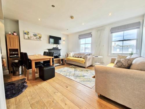 West Kensington Apartment | Victorian modern two bedrooms flat in West Kensington with London skyline view