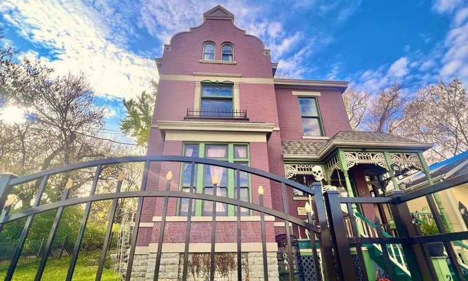 Ludlow House | Victorian Riverfront Estate mins from Cincinnati