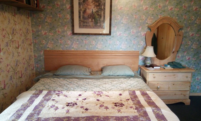 Cohoe Bed & Breakfast | Victorian Room @ Hungry Moose Bed and Breakfast