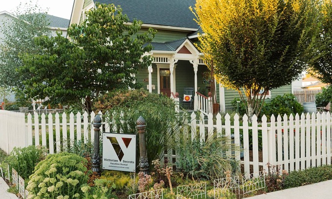 Newberg House | Victorian Secrets 1897 Home - Curious? Eclectic, convenient & ❤️ of wine country