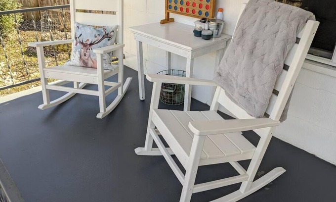 Woodfin House | Victory Garden Cottage 12 min to downtown with fire pit and
