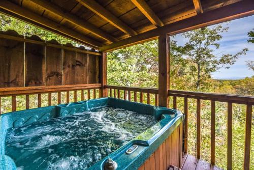 Gatlinburg - Pigeon Forge House | View! Cozy, Private, Fireplace, Hot Tub Log Cabin, Honeymoon!