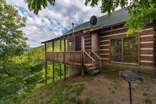 Gatlinburg - Pigeon Forge House | View! Private! Hot Tub,Pool Table,Fireplace,RELAX!