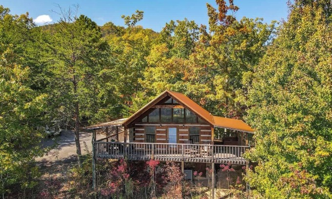 Gatlinburg - Pigeon Forge Cabin | View! Private Studio Cabin,Hot Tub,RELAX,Honeymoon
