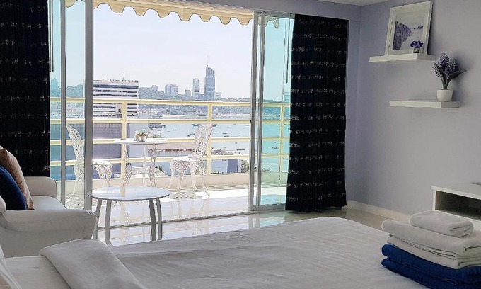 Pattaya Bay Apartment | View Talay 6 Pattaya Beach by CANDO