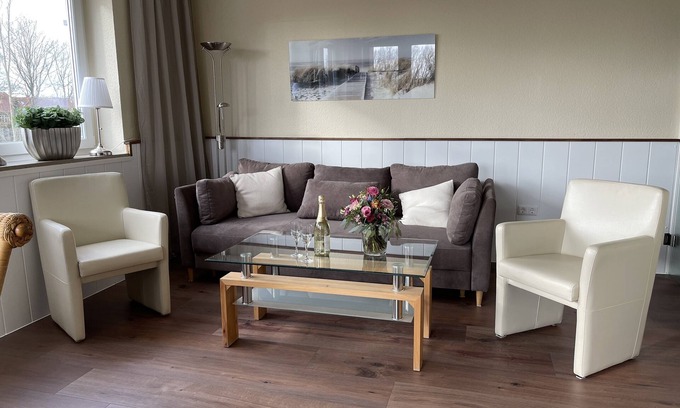 Horumersiel Apartment | View towards the North Sea and dike landscape, sunny balcony, bicycles incl.