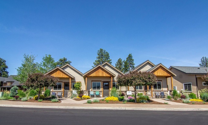 Sisters Condo | Views! 1 Blk to Town,New+Spotless, pets ok- Middle