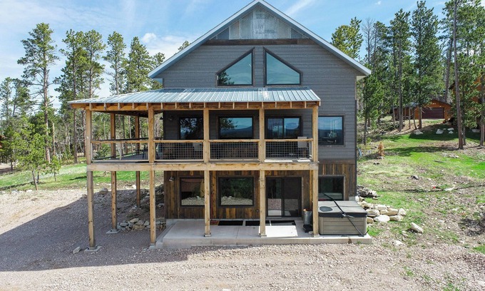 Lead Cabin | Views for Days, New Cabin Near Terry Peak Ski Area w/Hot Tub and Large Deck!