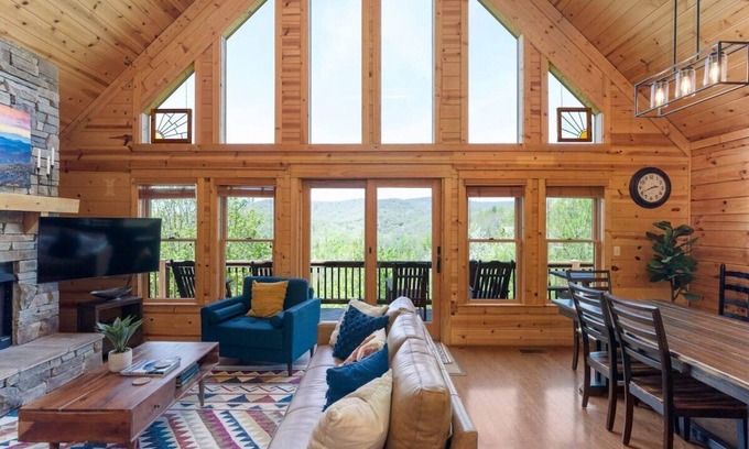 Wolf Laurel Cabin | Views | HotTub | Pool Table | Bar | Porch Swing