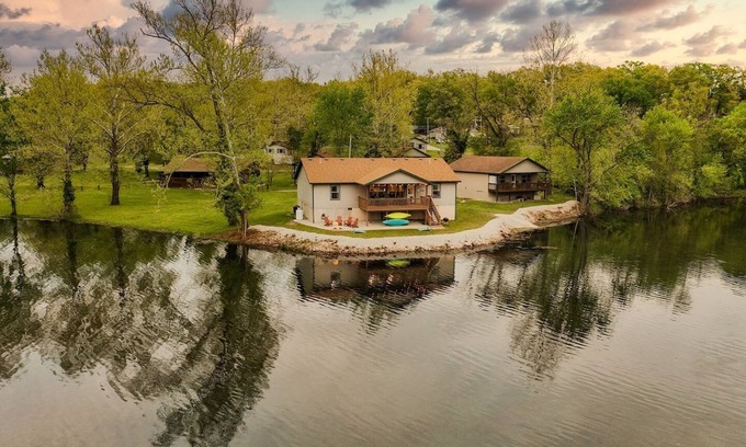 Branson Cabin | Views! Lakefront Hot Tub, Kayaks, Firepit, & Pool! Disc Golf, Park, & Playground