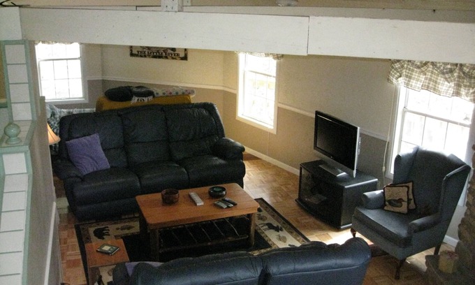 Mount Vernon Cabin | views of a life time, 3-2, a/c, wifi, firepit, jacuzzi, 360 porch, parking lot.