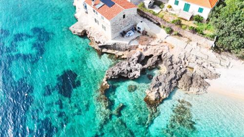 Gdinj Villa | Vila Lila Hvar - Sustainable Stone Cliff House