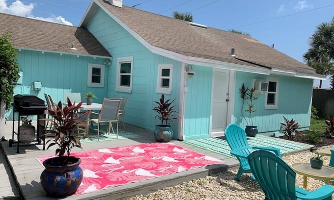 Vilano Beach Cottage | Vilano Beach Cottage, 1/2 block to Surfside Beach. Historic Capo Cottage
