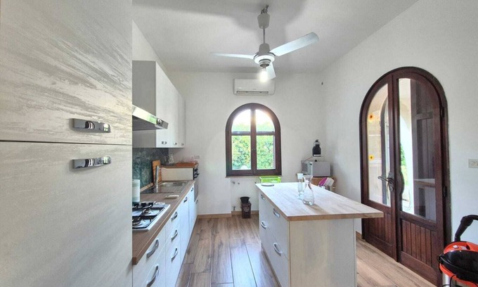 Sarroch Villa | Villa bifamiliare con giardino con tre camere da letto a 300 MT dalla spiaggia