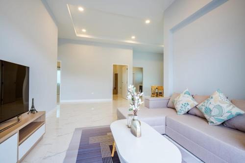 Hua Hin Villa | Villa 3 Bedrooms in Central Hua Hin Near Beach